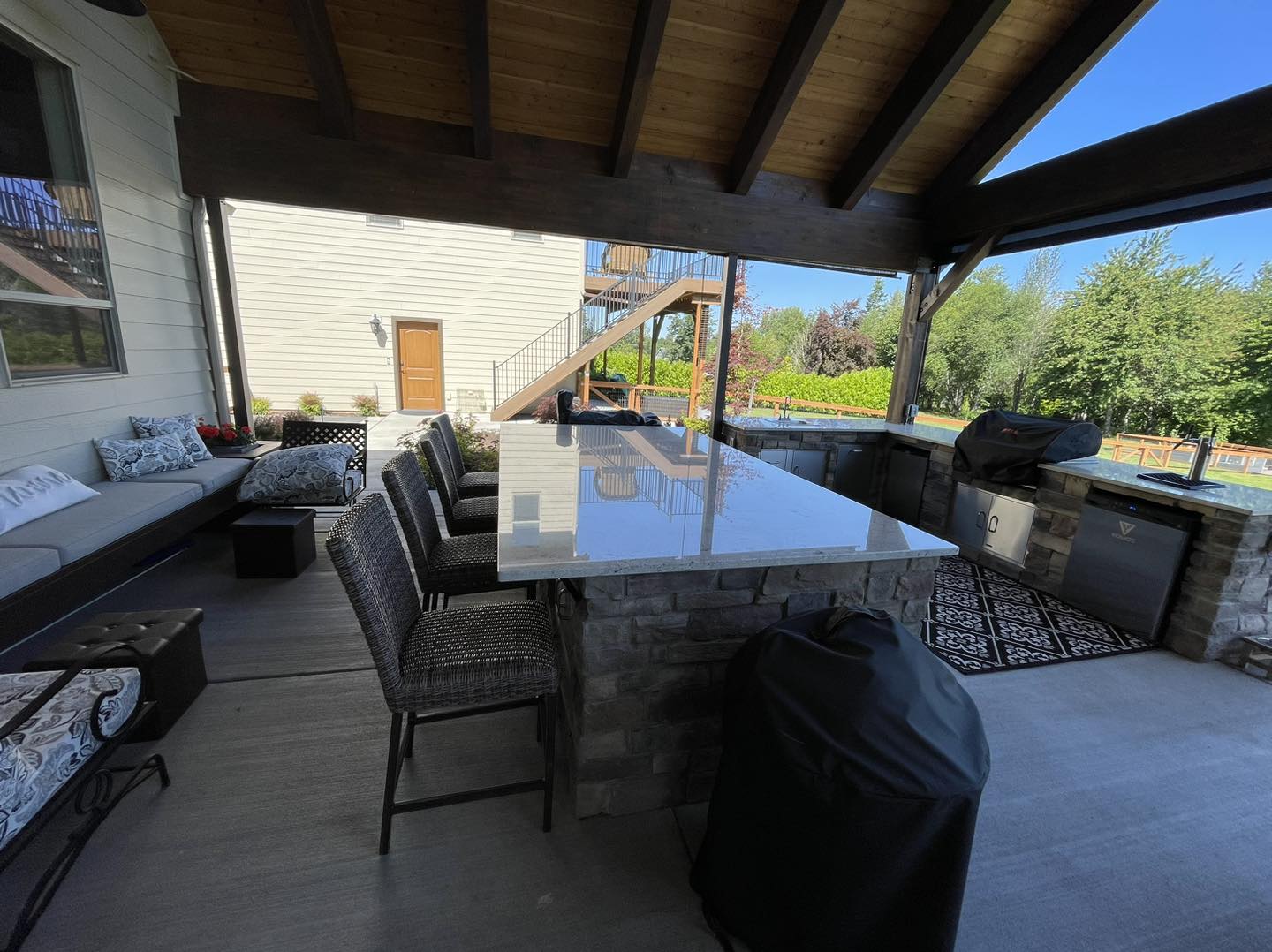 A table and chairs in the middle of an outdoor patio.