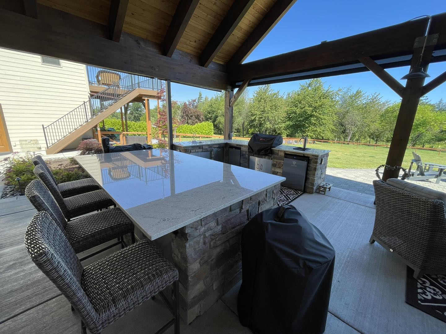 A table and chairs in the middle of an outdoor patio.